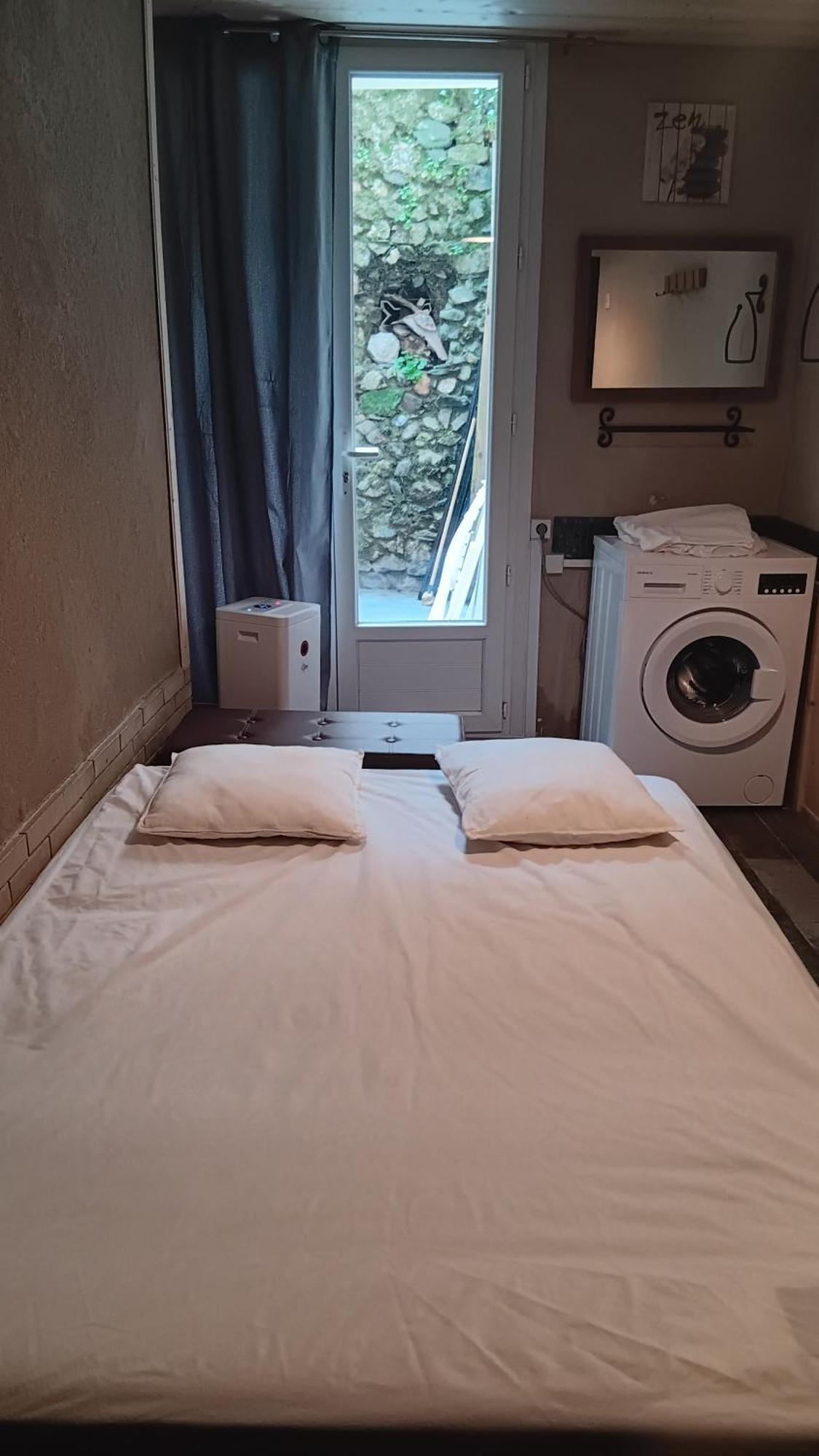 Appartement Pour 4 Personnes Dans Une Rue Tres Calme Saint-Laurent-le-Minier 外观 照片